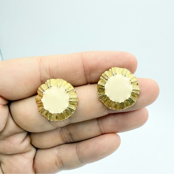 Vintage Gold Tone Cream Enamel Sunburst Studs Earrings - Picture 3 of 5